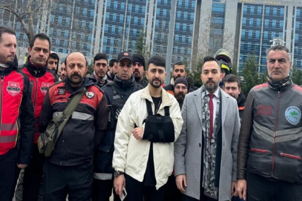 Pendik’te dikiz aynasını kırdığı otomobilin ezdiği motosikletliden adliye önünde açıklama haberi