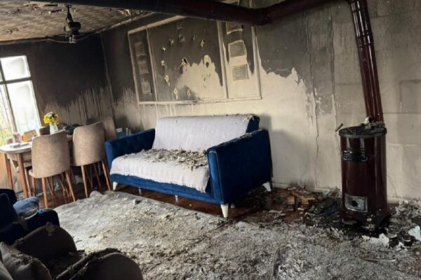 Pendik’te gecekonduda çıkan yangında 3 kişi dumandan etkilendi haberi