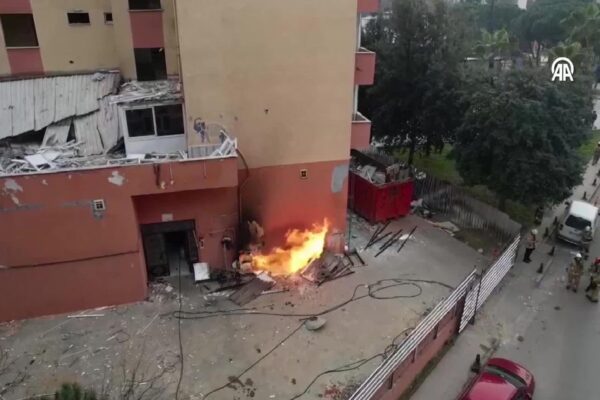 Pendik’te yıkılan binada doğal gaz borusunun patlaması sonucu yangın çıktı haberi