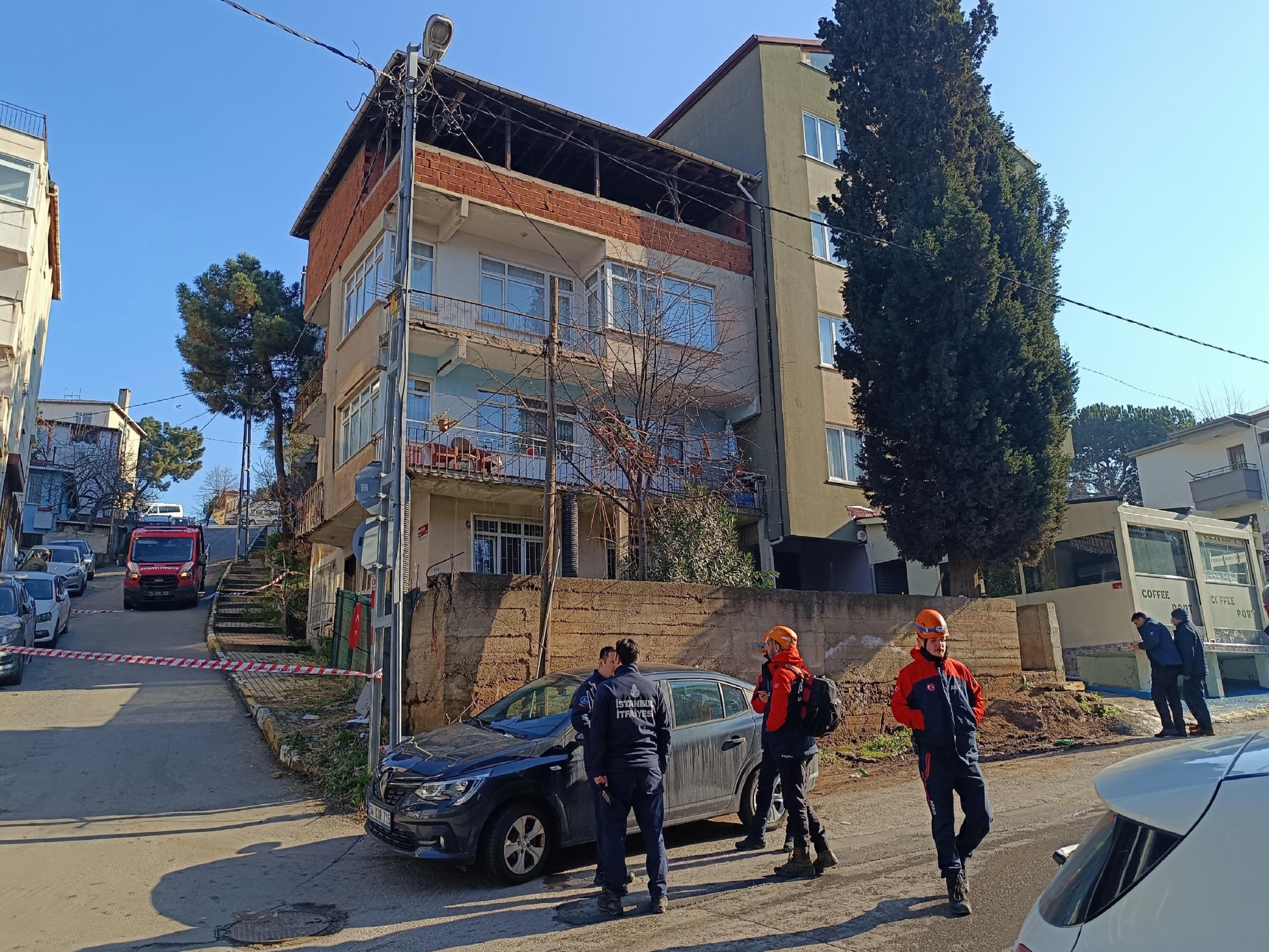 pendikteki-duvarlarindan-ses-gelen-bina-bosaltildi-haberi-wsMhjZL3.jpg