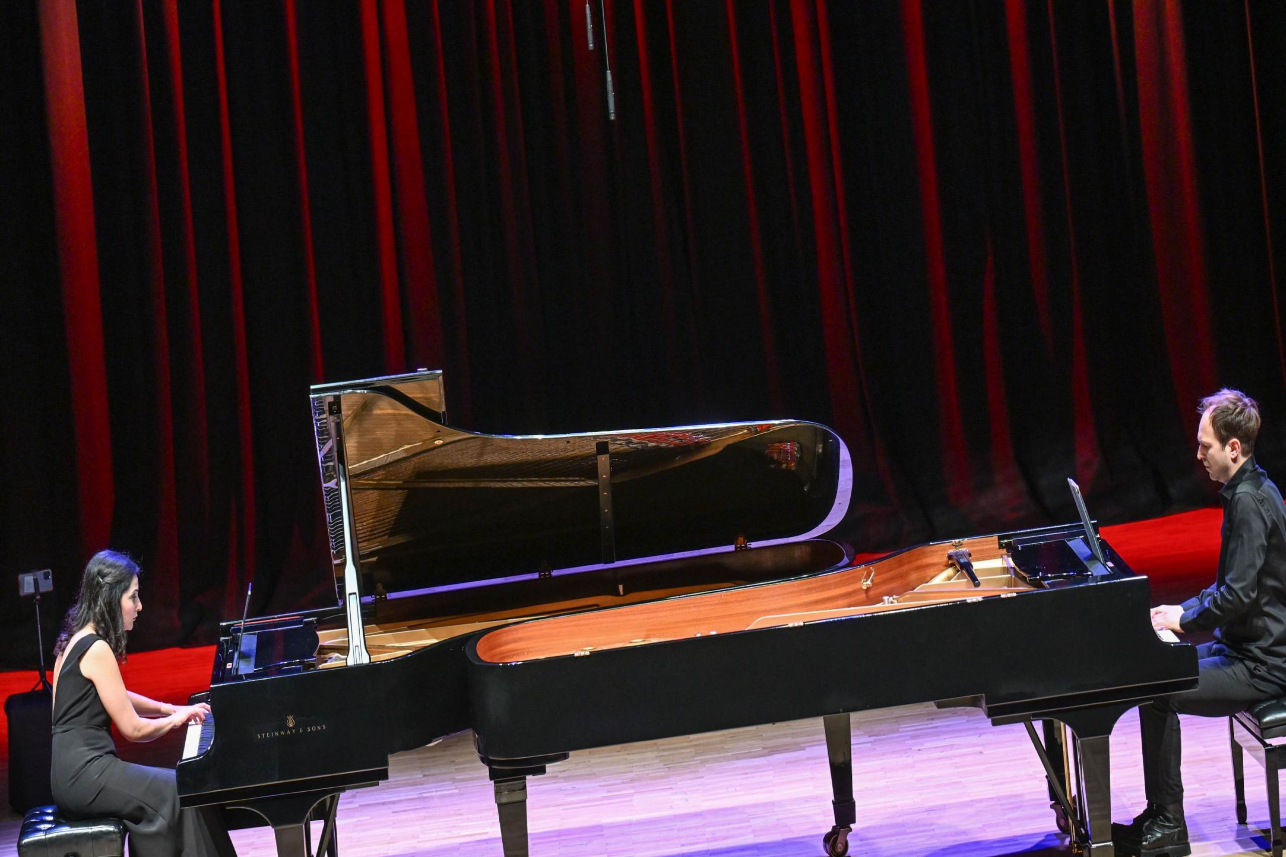 piyano-ikilisi-ensarischuch-istanbulda-konser-verdi-haberi-qA6FAnmf.jpg
