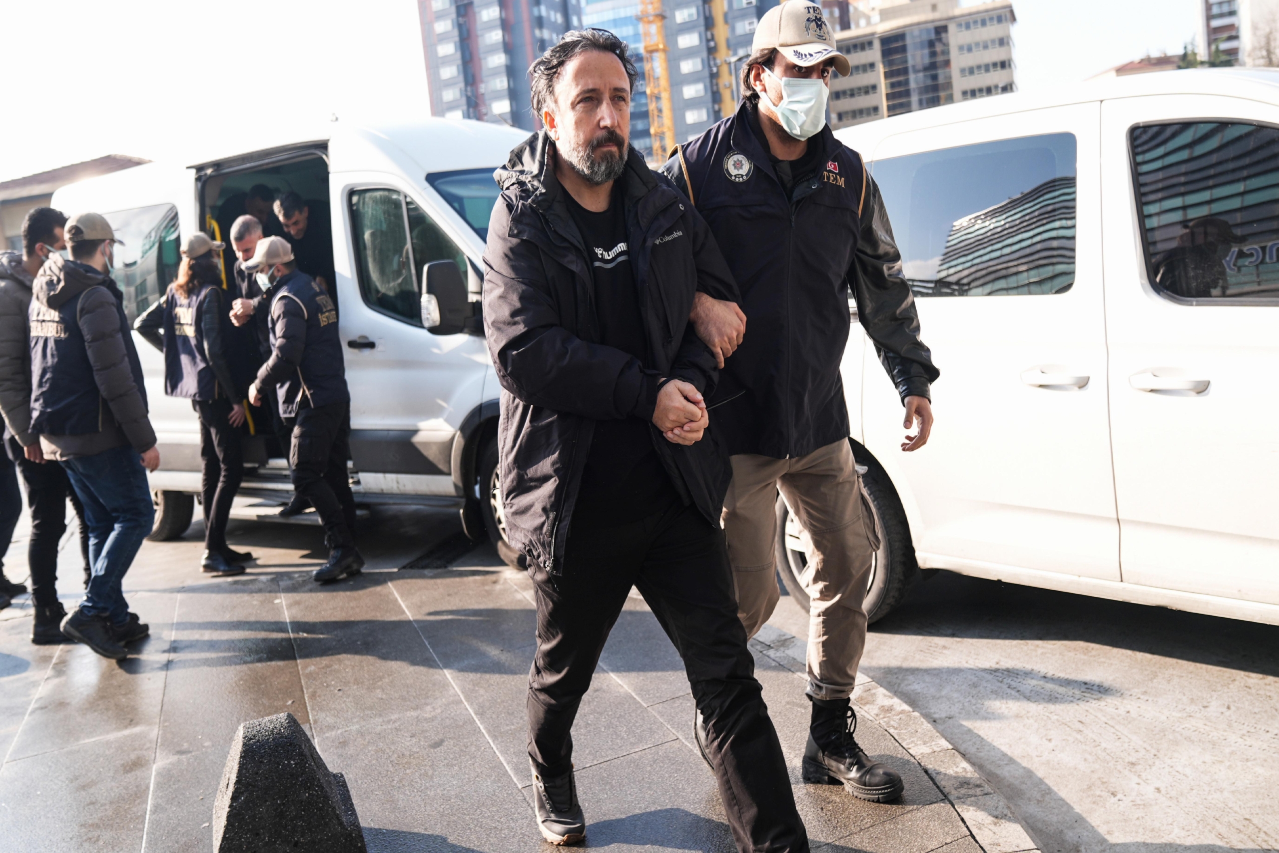 pkkkck-operasyonunda-gozaltina-alinan-belediye-baskan-yardimcilari-ve-meclis-uyeleri-adliyede-haberi-zmVOJitH.jpg