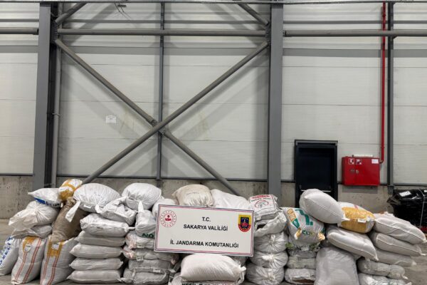 Sakarya’da 2 tırda 3,5 ton kıyılmış tütün ele geçirildi haberi