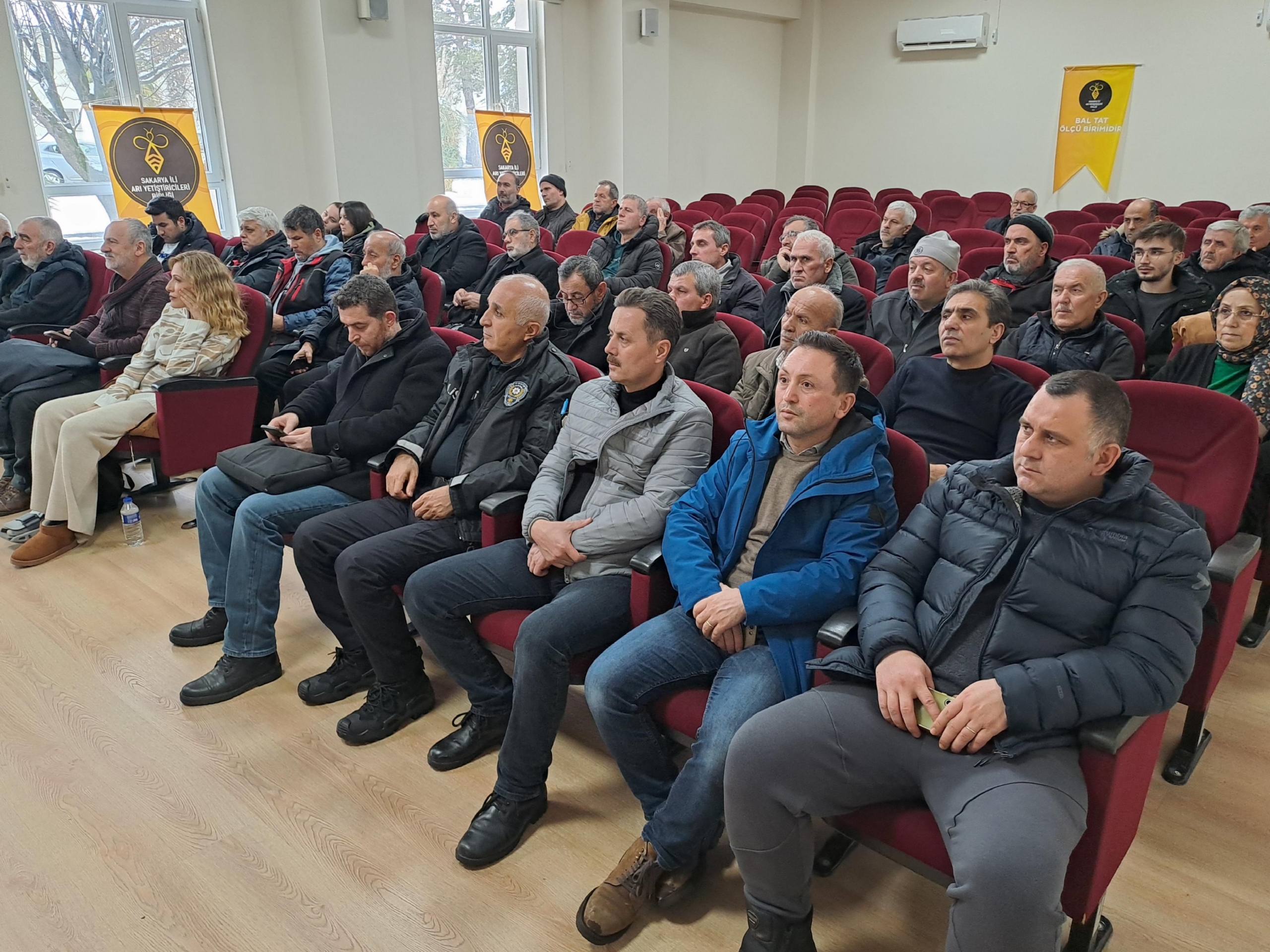 sakaryada-ari-yetistiriciligi-ve-hastaliklari-konusunda-egitim-verildi-haberi-LhEhdWhJ.jpg