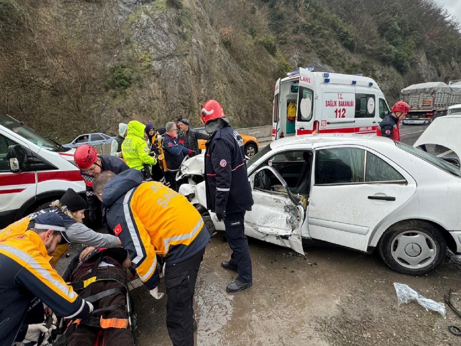 sakaryada-bariyere-carpan-otomobildeki-yasli-cift-yaralandi-haberi-eD9AIYPl.jpg