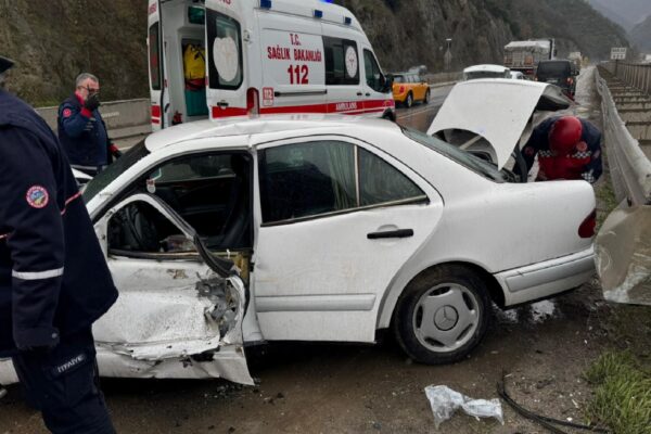 Sakarya’da bariyere çarpan otomobilin sürücüsü öldü haberi