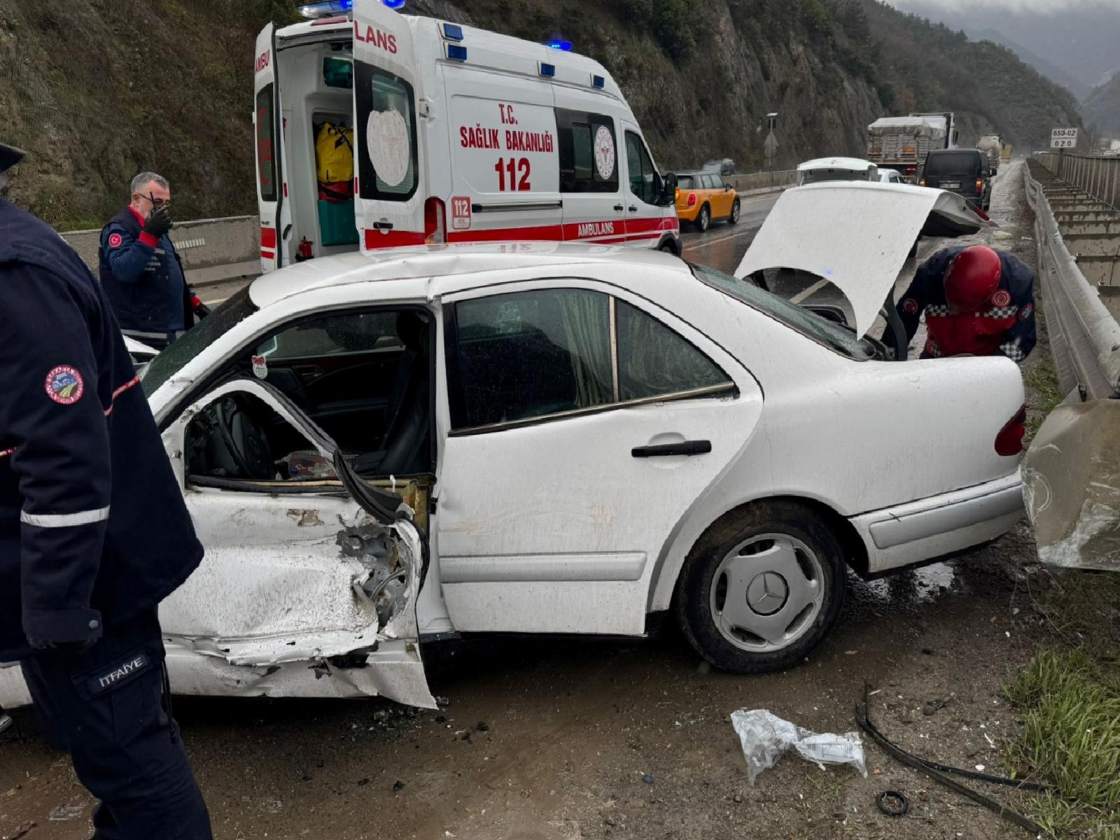 sakaryada-bariyere-carpan-otomobilin-surucusu-oldu-haberi-hFmQE6eI.jpg