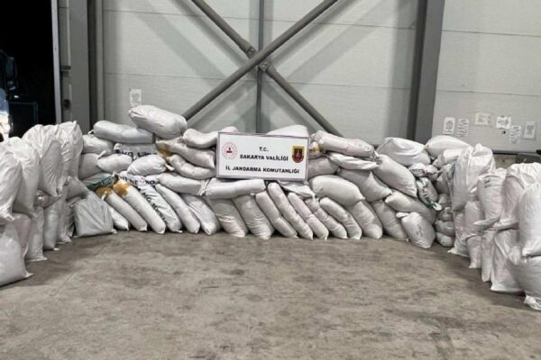 Sakarya’da durdurulan tırda 3,5 ton kıyılmış tütün ele geçirildi haberi