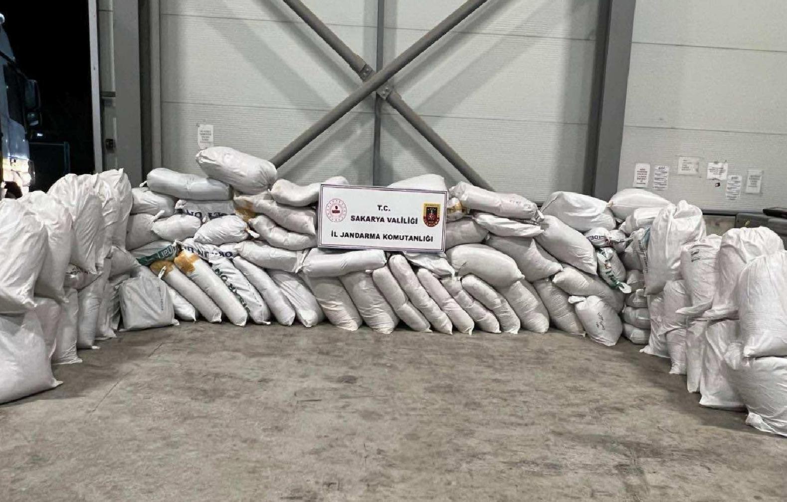 sakaryada-durdurulan-tirda-35-ton-kiyilmis-tutun-ele-gecirildi-haberi-SZlXCium.jpg