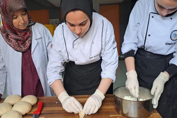 Sakarya’da geleceğin aşçıları taşımalı öğrencilere yemek hazırlıyor haberi