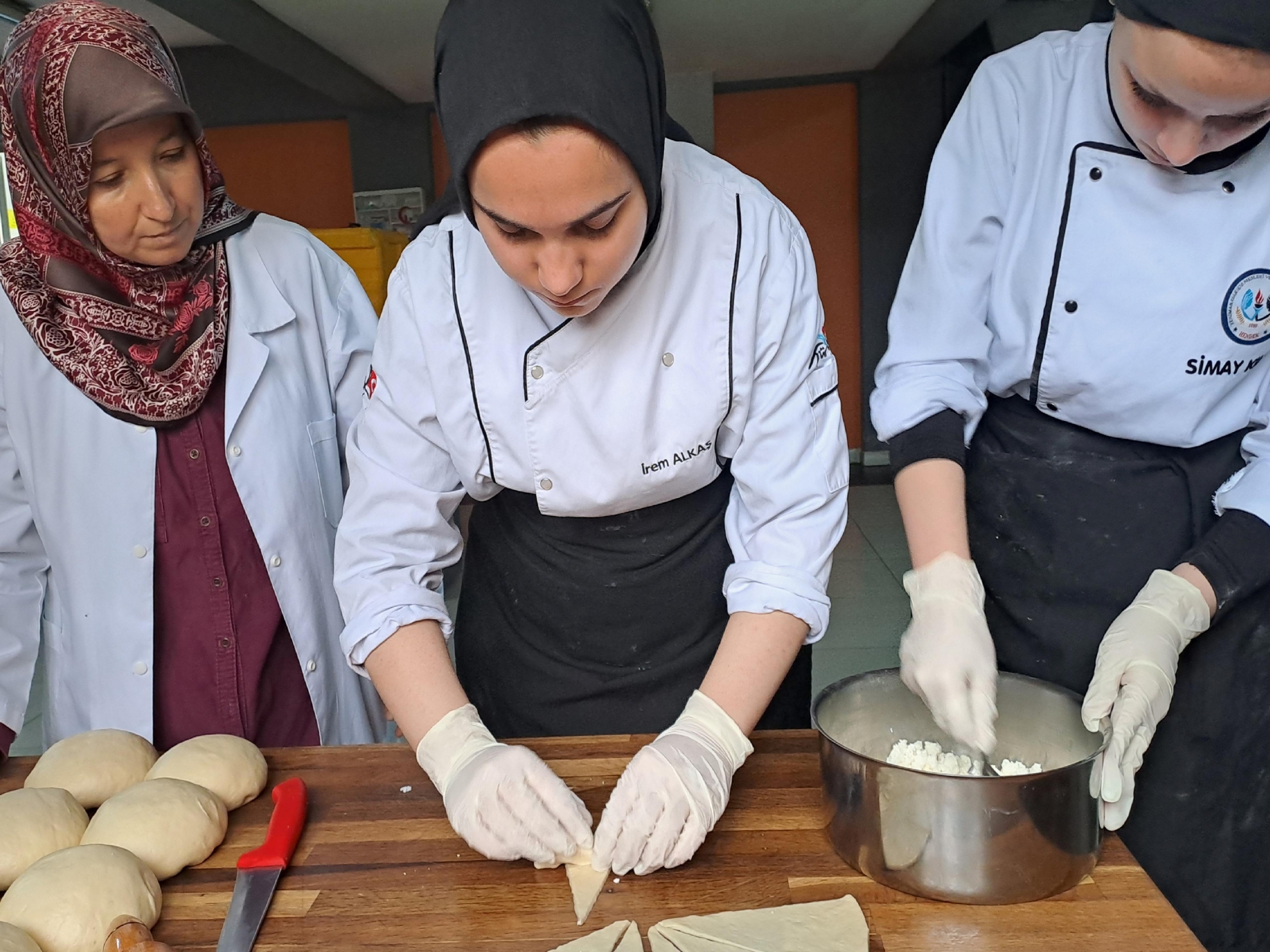 sakaryada-gelecegin-ascilari-tasimali-ogrencilere-yemek-hazirliyor-haberi-bphrnGSt.jpg