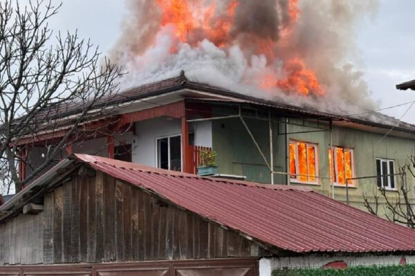 Sakarya’da iki katlı evde çıkan yangın söndürüldü haberi