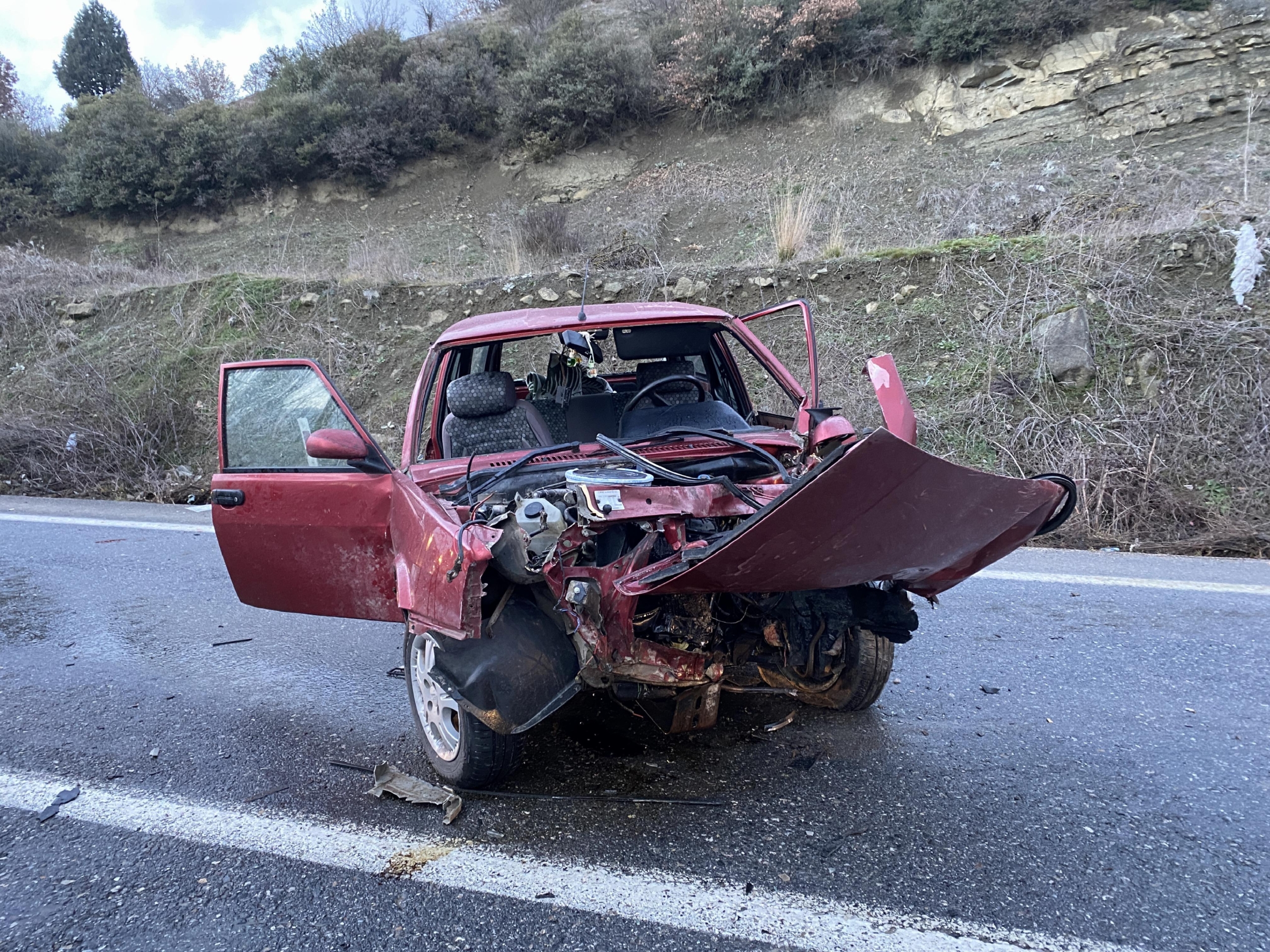 sakaryada-iki-otomobilin-carpistigi-kazada-4-kisi-yaralandi-haberi-ZB7kM7s6.jpg