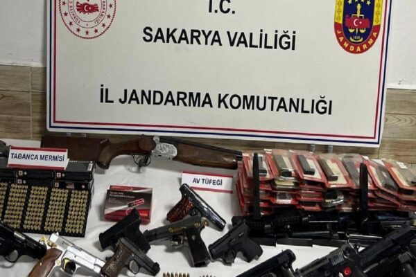 Sakarya’da kaçakçılık operasyonunda 14 ruhsatsız silah ele geçirildi haberi