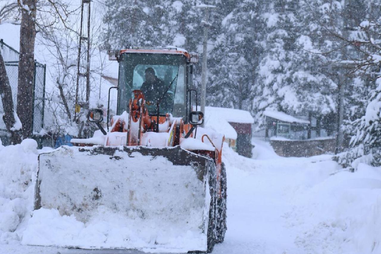 sakaryada-kar-araliklarla-suruyor-haberi-1C4YDyhm.jpg