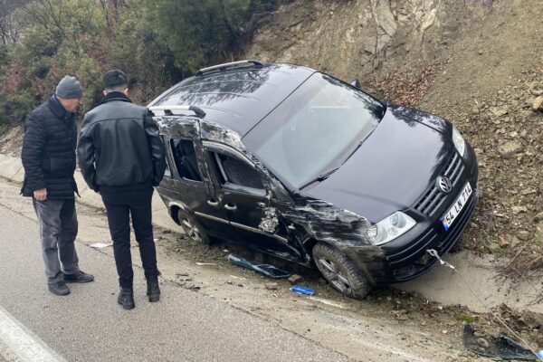 Sakarya’da su kanalına devrilen araçta 1 kişi yaralandı haberi