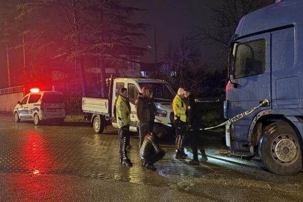 Sakarya’da tamir ettiği tırın altında kalan kişi  yaralandı haberi