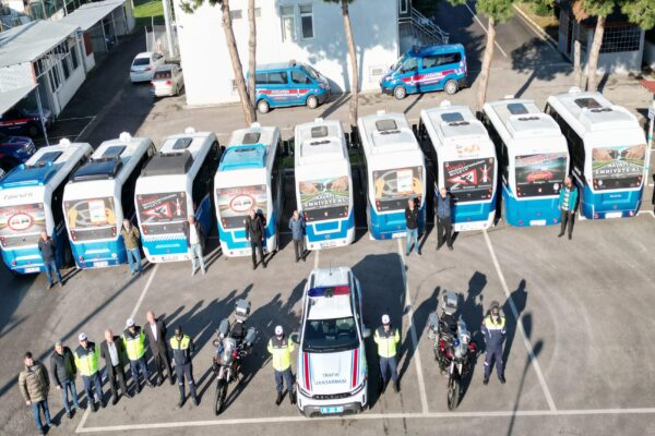 Sakarya’da trafik güvenliği konusunda farkındalık için minibüslerin camları afişle kaplandı haberi
