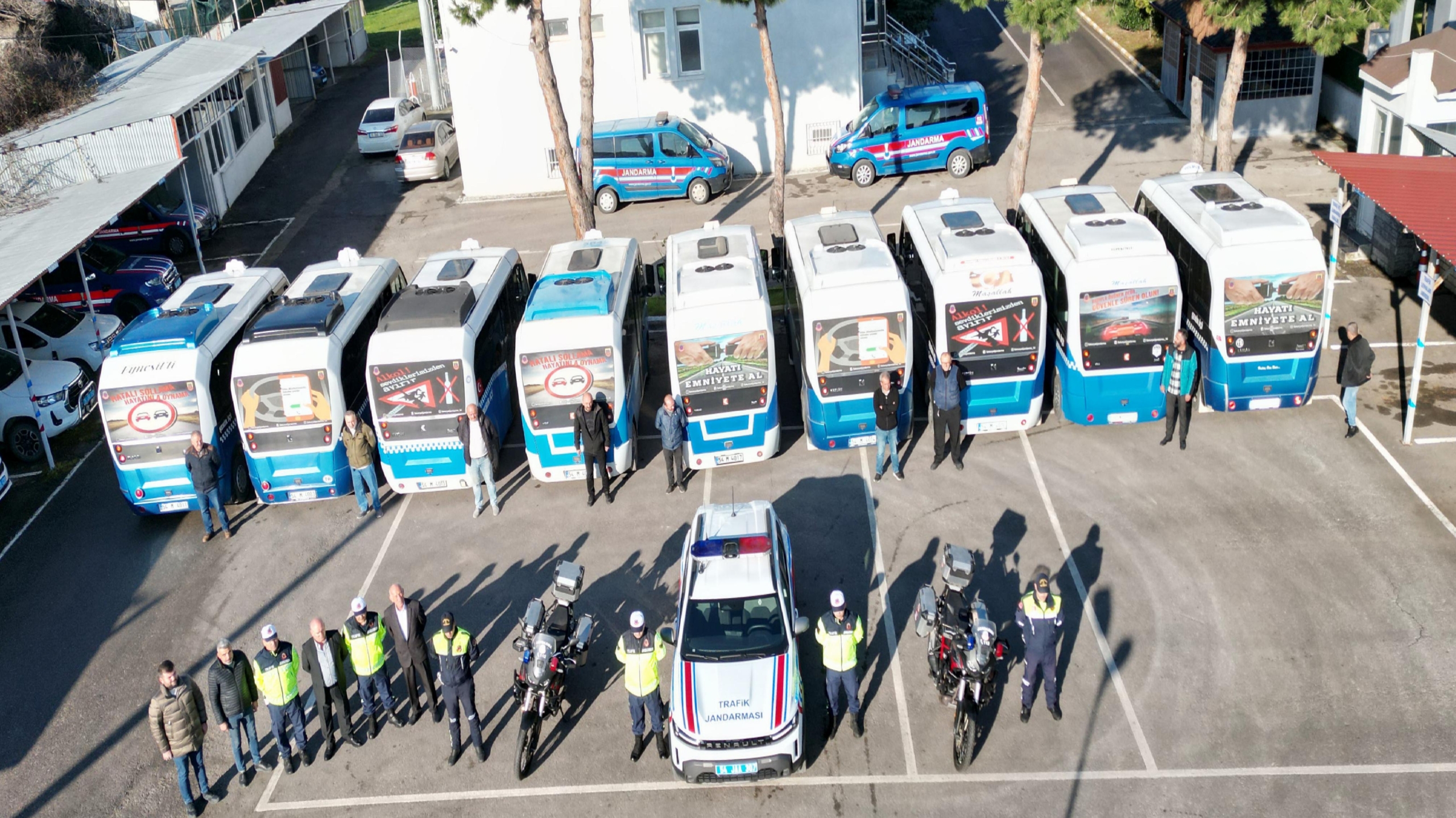 sakaryada-trafik-guvenligi-konusunda-farkindalik-icin-minibuslerin-camlari-afisle-kaplandi-haberi-i9Pxd4CZ.jpg