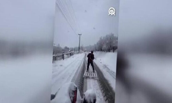 Sakarya’da vatandaşların karda palet ve araç lastiğiyle kayması cep telefonuyla kaydedildi haberi