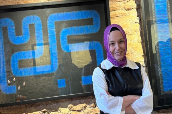 Sanatçı Peçe, ilk sergisi “Kusurlu Bağlantı”yla bugünün meselelerine odaklanıyor haberi