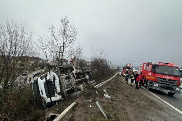 Sapanca’da otomobil ile kamyonun çarpıştığı kazada 3 kişi yaralandı haberi