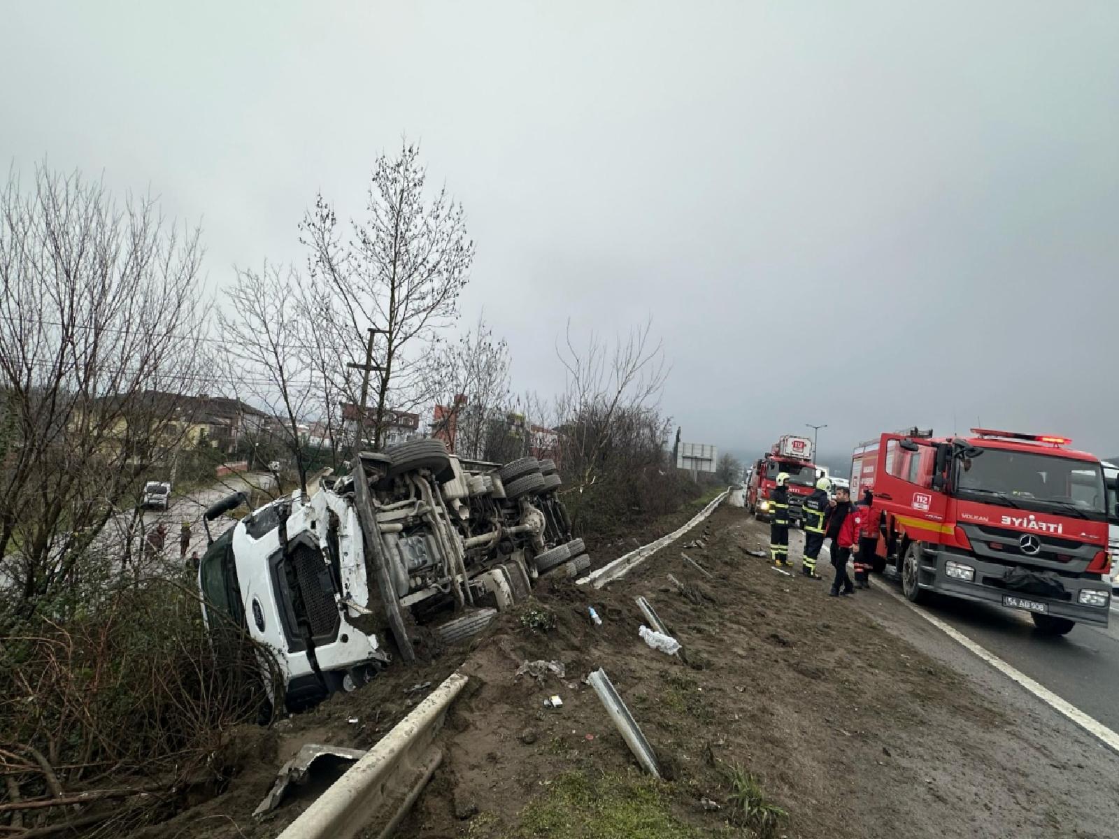 sapancada-otomobil-ile-kamyonun-carpistigi-kazada-3-kisi-yaralandi-haberi-7ncOvAeM.jpg