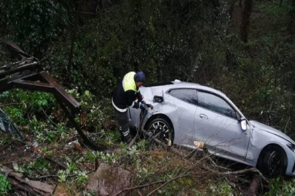 Sarıyer’de ağaçlık alana düşen otomobilin sürücüsü kazayı yara almadan atlattı haberi
