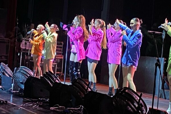 Şarkıcı Hadise Bursa’da sahne aldı haberi