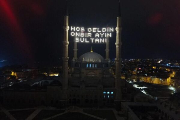 Selimiye Camisi’ne “Hoş geldin on bir ayın sultanı” yazılı mahya asıldı haberi