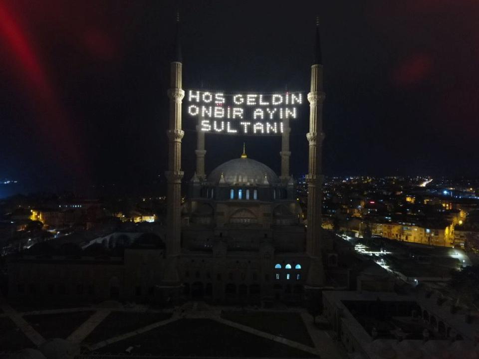 selimiye-camisine-hos-geldin-on-bir-ayin-sultani-yazili-mahya-asildi-haberi-B24xPKRc.jpg