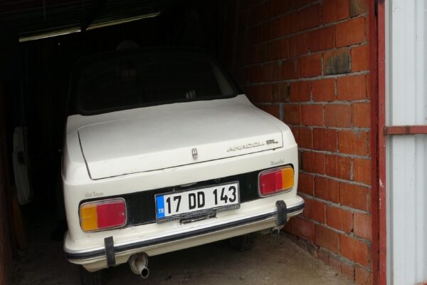 Sıfır otomobili evinin önünde, 1977 model “Anadol”u özel garajda haberi