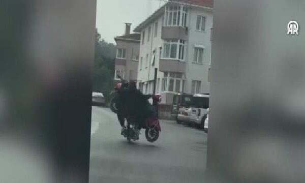 Şile’de motosikletin üzerinde tehlikeli şekilde motosiklet taşınması cep telefonu kamerasında haberi