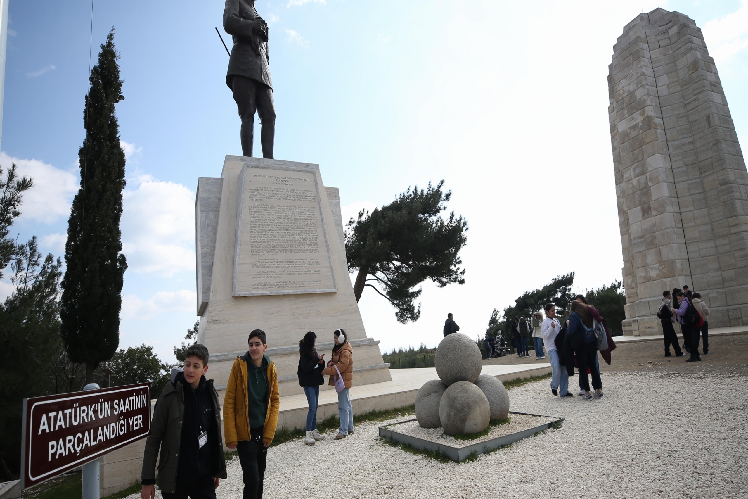 sirnakli-ogrenciler-canakkaledeki-sehitlik-ve-anitlari-gezdi-haberi-2ZhHK6El.jpg