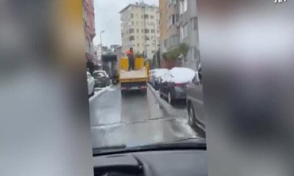 Şişli’de belediye ekibi araçların üzerine kürekle tuz attı haberi