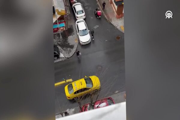 Şişli’de kartopu atan çocukları taksiyle kovalayan şoför kamerada haberi