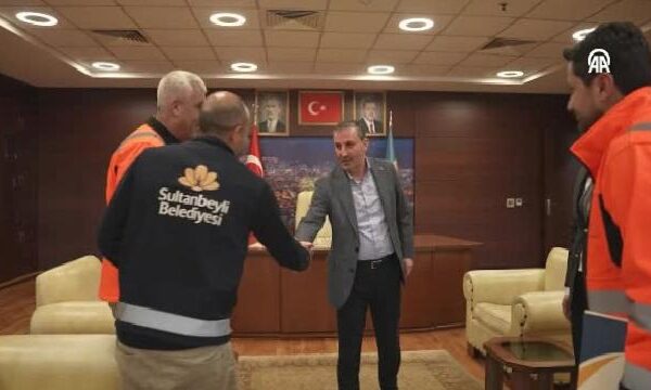 Sultanbeyli’de çocukların isteği üzerine sokaktaki karları temizlemeyen belediye personeli ödüllendirildi haberi