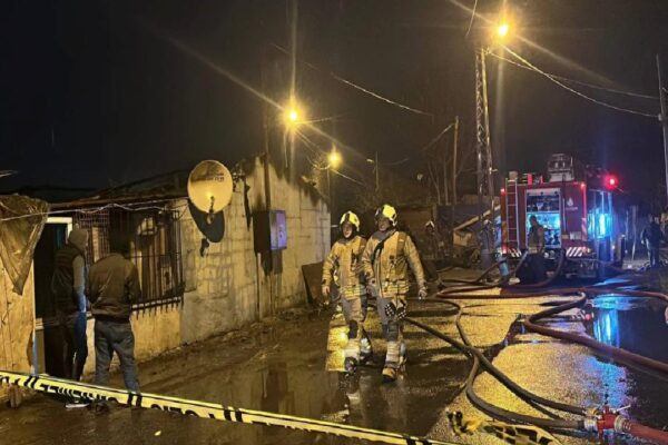 Sultangazi’de gecekondudan atölyeye sıçrayan yangın söndürüldü haberi