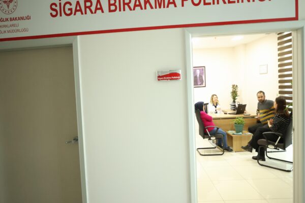 Tedaviyle sigarayı bırakan aile, rahat nefes almanın keyfini yaşıyor haberi