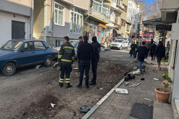Tekirdağ’da 5’inci kattaki evinin balkonundan eşyaları atarak etrafa zarar veren kişi gözaltına alındı haberi