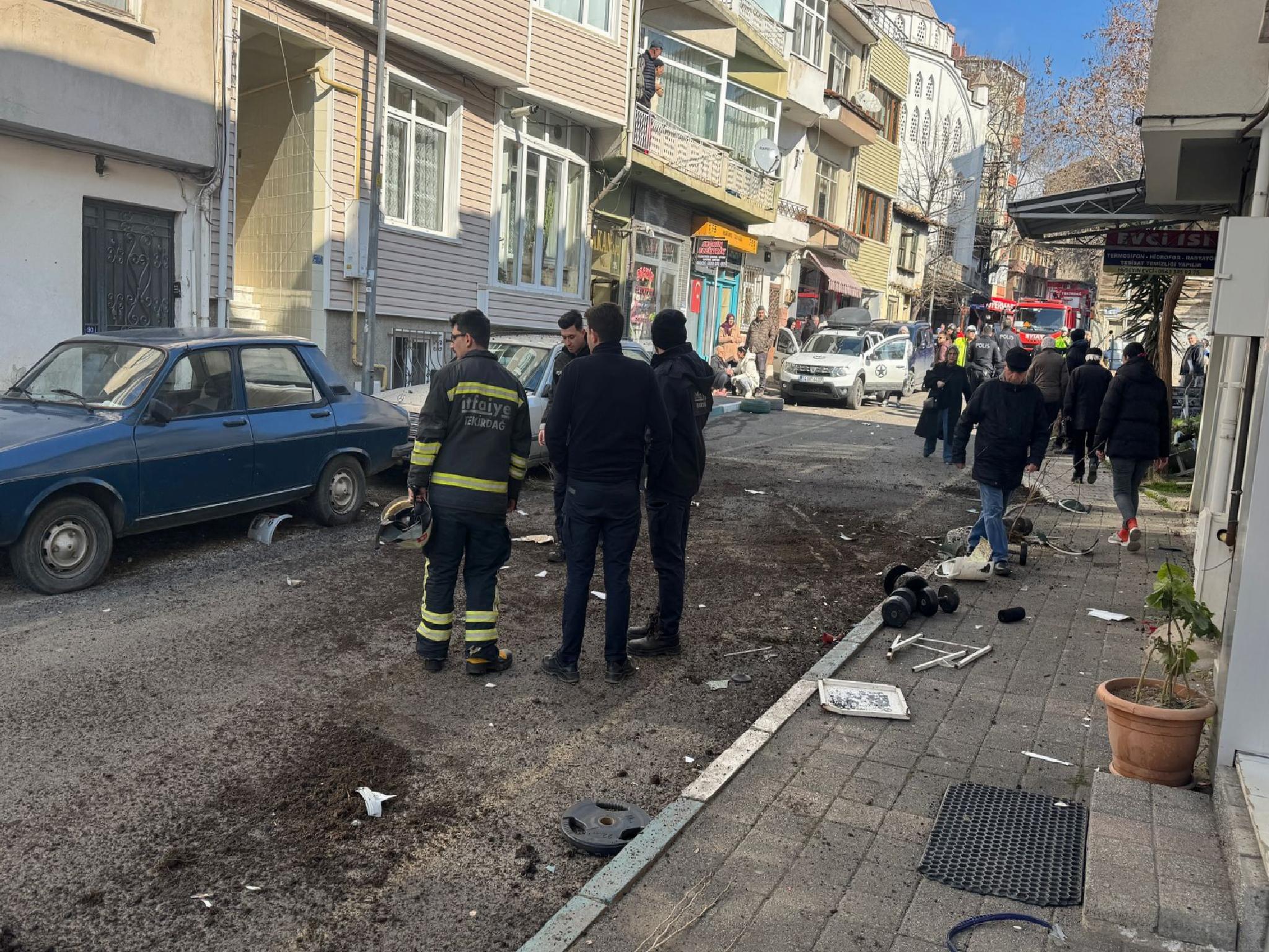 tekirdagda-5inci-kattaki-evinin-balkonundan-esyalari-atarak-etrafa-zarar-veren-kisi-gozaltina-alindi-haberi-U2fUw438.jpg