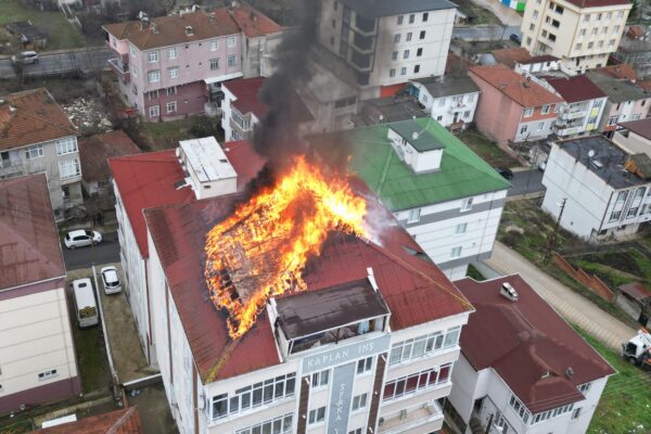 Tekirdağ’da apartmanın çatı katında çıkan yangın söndürüldü haberi