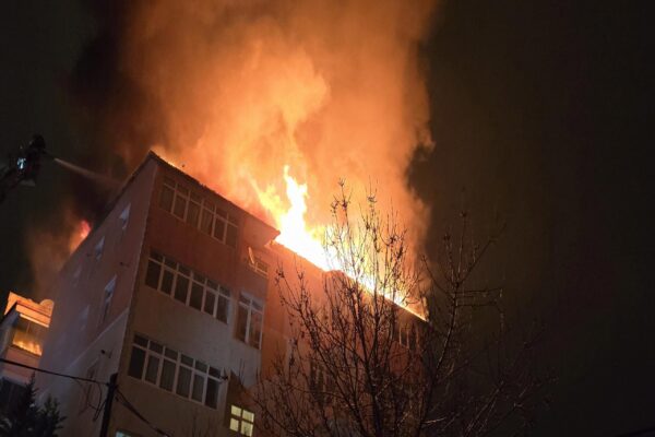 Tekirdağ’da bir apartmanda çıkan yangında 6 kişi dumandan etkilendi haberi