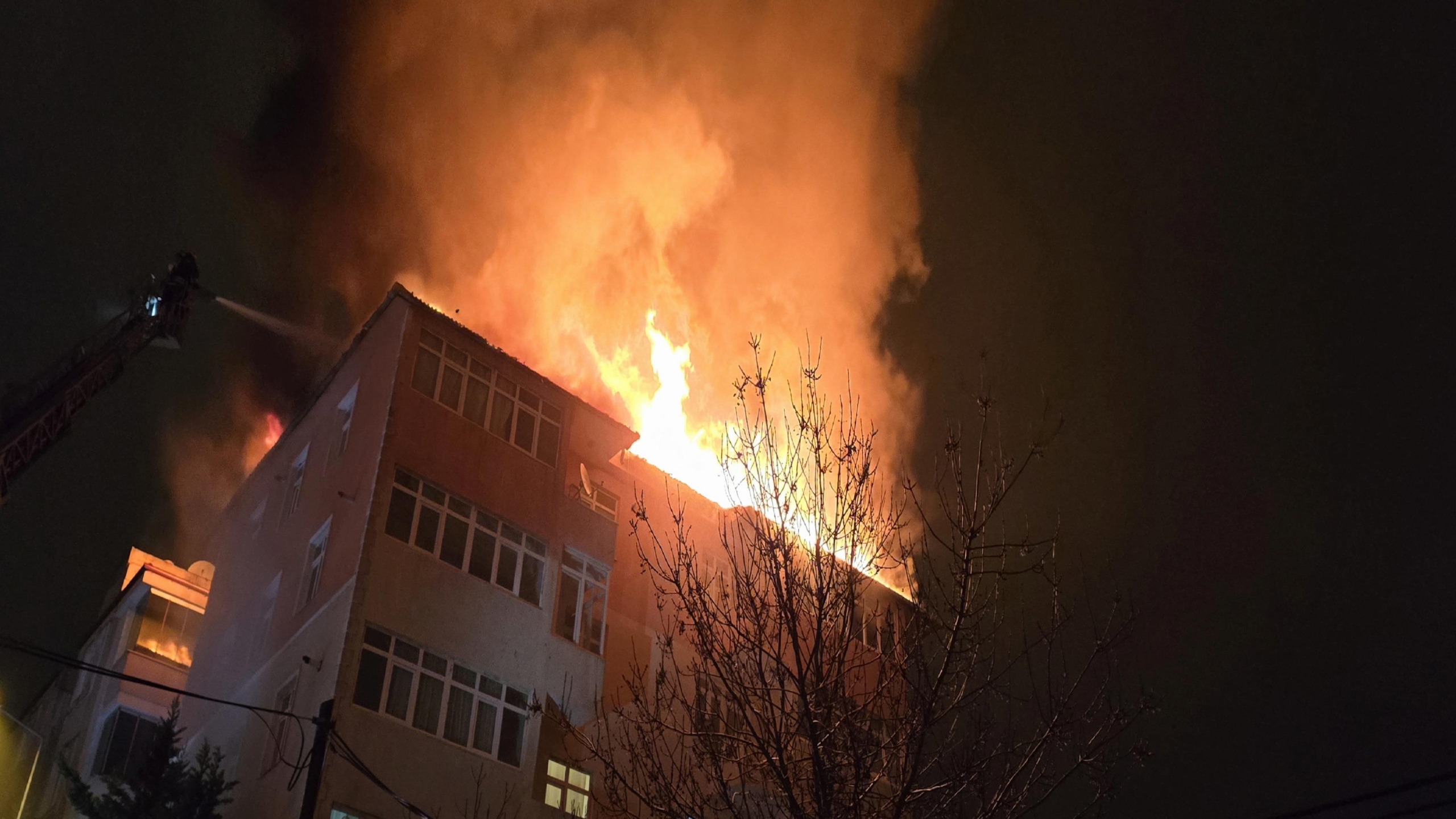 tekirdagda-bir-apartmanda-cikan-yanginda-6-kisi-dumandan-etkilendi-haberi-ATLB1PAu.jpg