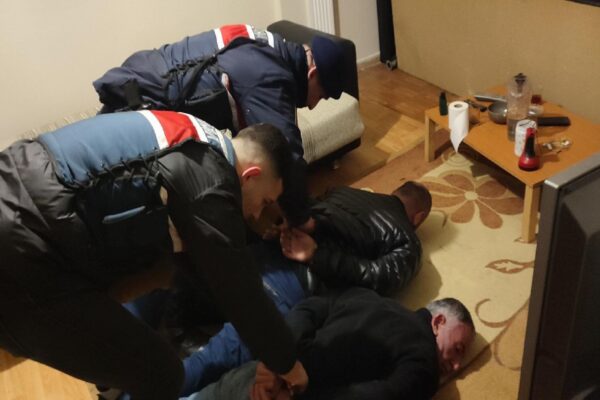 Tekirdağ’da bir kişinin cep telefonu ile parasını gasbettikleri iddiasıyla 2 zanlı tutuklandı haberi
