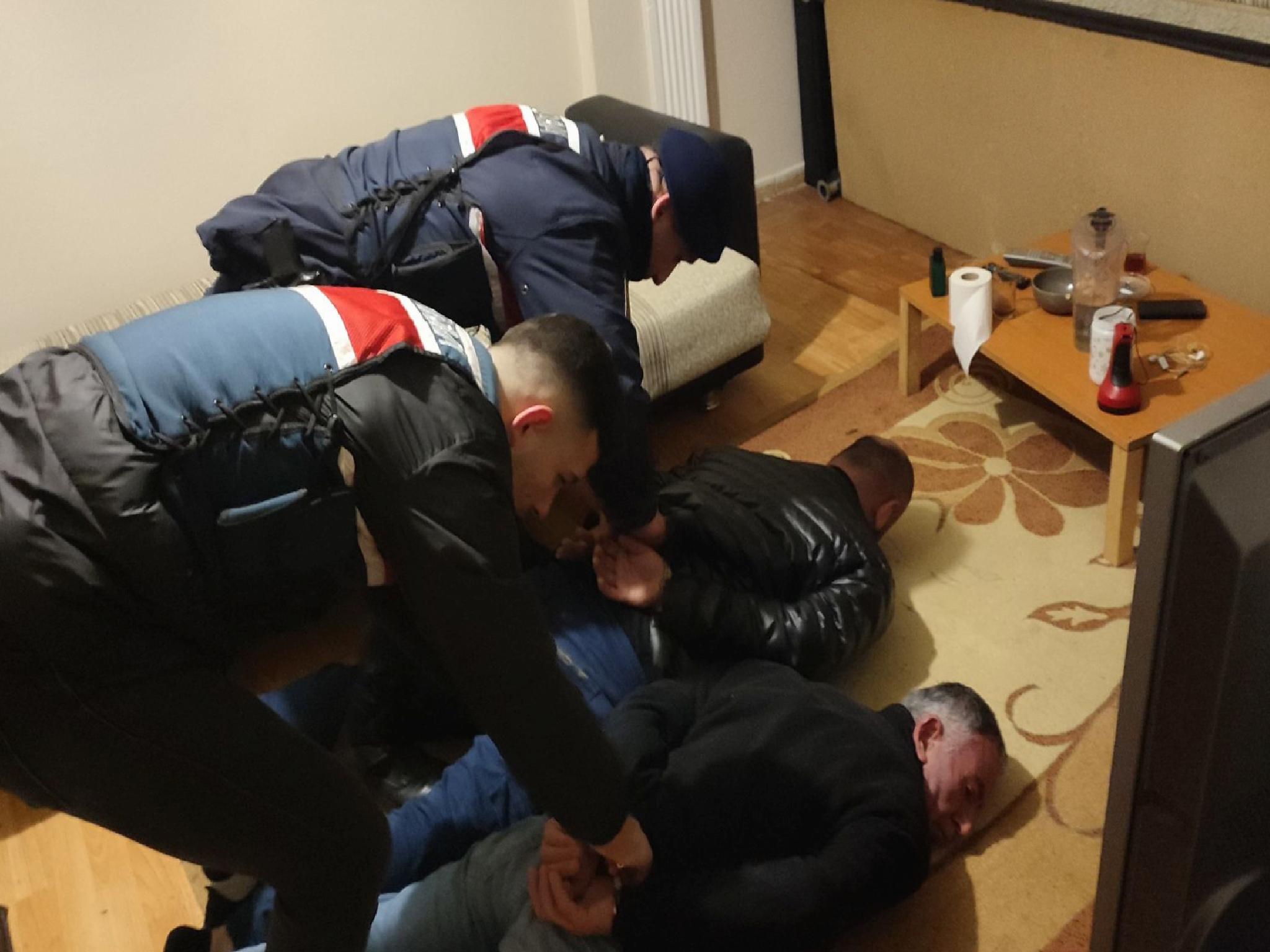 tekirdagda-bir-kisinin-cep-telefonu-ile-parasini-gasbettikleri-iddiasiyla-2-zanli-tutuklandi-haberi-jH3I5g1J.jpg
