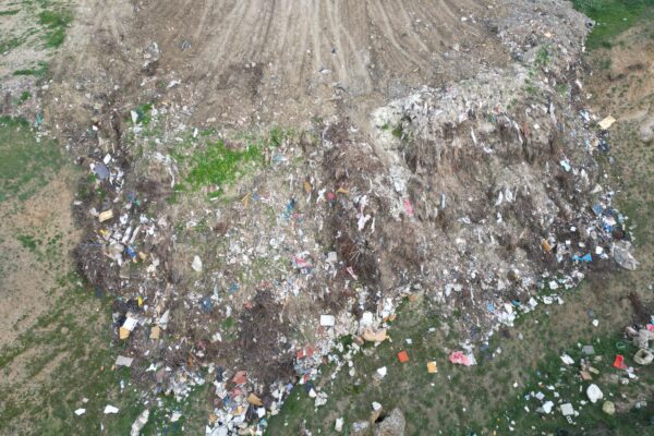 Tekirdağ’da çöp dökülen hafriyat alanı belediye ekiplerince temizleniyor haberi