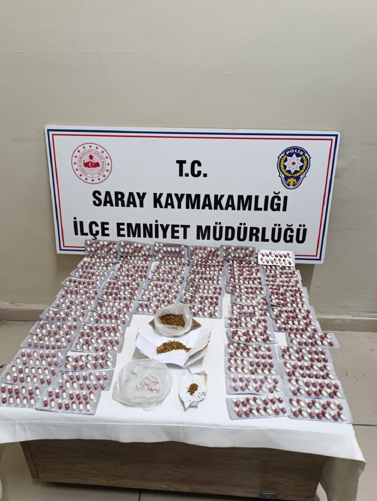 tekirdagda-evinde-sentetik-ecza-hapi-ve-uyusturucu-ele-gecirilen-supheli-tutuklandi-haberi-zssXjelD.jpg