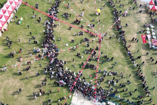 Tekirdağ’da fesitvalde vatandaşlara 5 ton hamsi dağıtıldı haberi