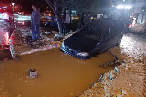 Tekirdağ’da içme suyu isale hattının patlamasıyla oluşan çukura otomobil düştü haberi